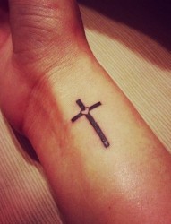 手腕小小的十字架纹身