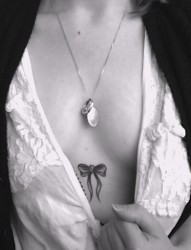 女性胸部个性的蝴蝶结纹身