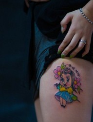 女生腿部可爱潮流的卡通小猪纹身图案