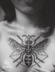 女生胸前时尚经典的小蜜蜂纹身图案