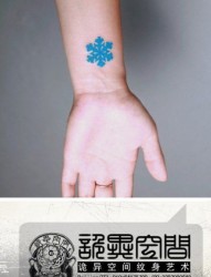 女生手腕潮流简单的蓝色雪花纹身图案