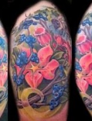 手臂纹身图案：大臂的蓝莓蜜蜂纹身图案