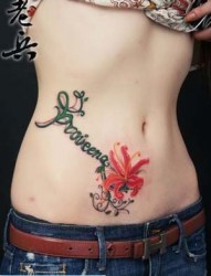 一款女性腹部彩色花朵纹身