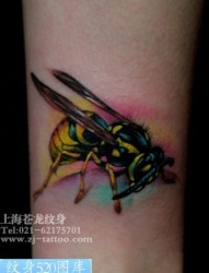 一款好看的彩色小蜜蜂纹身图案
