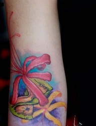 一款手臂上的彩色曼陀罗花纹身图案