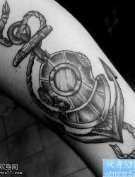 手臂上的黑白船锚纹身图案