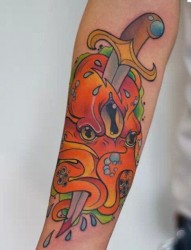 手臂彩色school风格匕首章鱼纹身图案