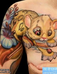 一款肩部彩色豹子纹身图案