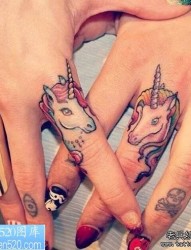 武汉纹身店推荐一款手指独角兽纹身图案