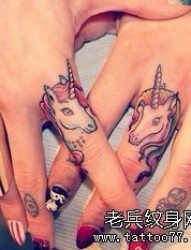 一对可爱的情侣独角兽手指纹身作品图片分享