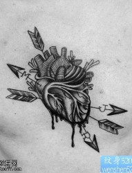 个性胸口心脏纹身图案