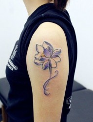 手臂彩色莲花纹身图案
