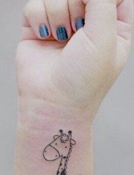 手腕小清新长颈鹿纹身图案