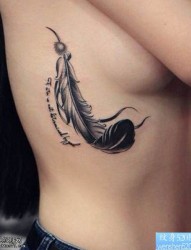 女性胸部羽毛纹身图案