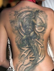 美女后背上一款立体蜥蜴纹身图案