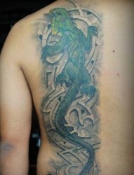 男人背部一款彩色蜥蜴纹身图案