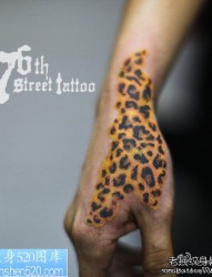 一款男生手部超帅的豹纹纹身图案