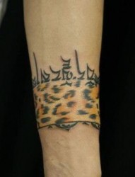 手臂好看的豹纹臂环纹身图案