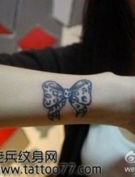 流行经典的豹纹蝴蝶结纹身图案