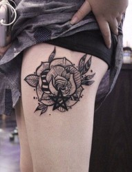 女性腿部个性玫瑰花纹身图案