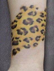 一款女人纹身图案：手臂彩色豹纹纹身