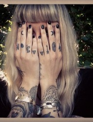 女性手指和手臂上的个性纹身