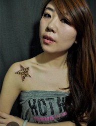 美女肩部超酷的五角星豹纹纹身图案