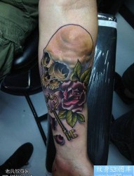 手臂骷髅玫瑰花钥匙纹身图案