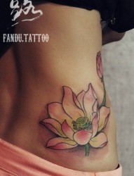 女性腰部彩色莲花纹身图片