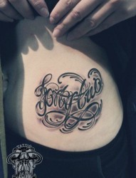 女性腹部花体字纹身图案