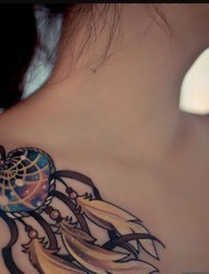 女生肩部性感的纹身图案