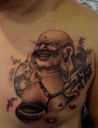 胸部微笑的弥勒佛纹身