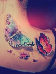女生肩部漂亮的蝴蝶纹身