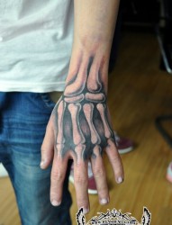 非常炫酷的手部骨骼纹身