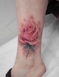 脚踝部漂亮的玫瑰纹身