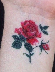手腕上小小的玫瑰纹身