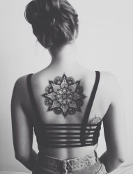 女孩背部唯美漂亮的纹身图案