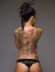 女性背部大气的中国龙纹身