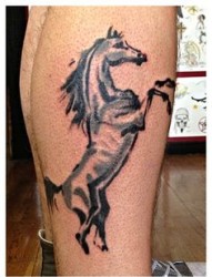 小腿部漂亮大气的马纹身