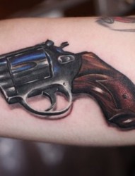 手臂上一款帅气的手枪纹身
