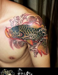 个性的半甲鲤鱼纹身
