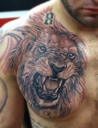 胸部霸气的狮子头像纹身