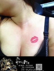 女性胸部唇印图案纹身