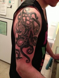 手臂上个性的章鱼纹身
