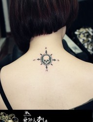 美女纹身-颈部指南针纹身