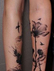好看的素色花朵和小鸟纹身