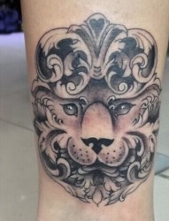 女性小腿狮子纹身