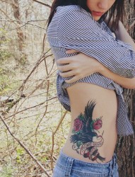 女性腰部玫瑰妖娆刺青
