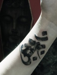 小臂上一款好看的梵文纹身