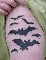 手臂帅气的蝙蝠图腾纹身